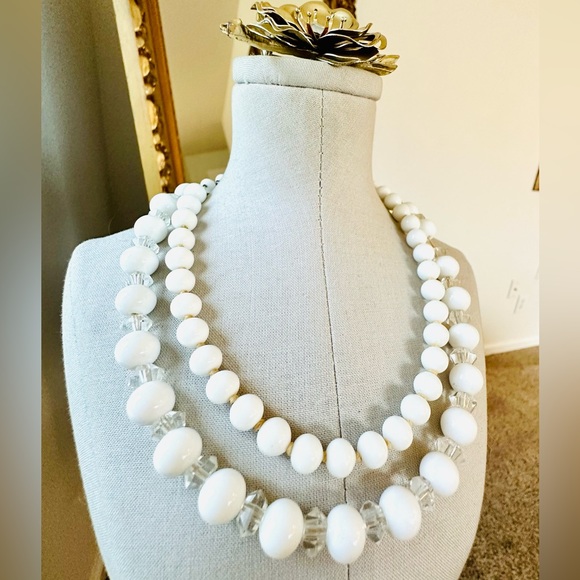 Vintage milkglass necklaces mod flower brooch - Picture 10 of 17